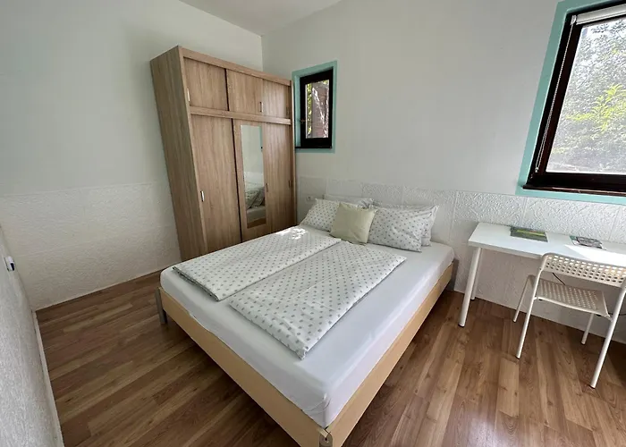 Quiet Countryside Near The And The Sea كوبر