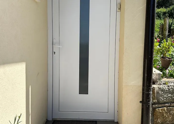 Quiet Countryside Near The And The Sea كوبر